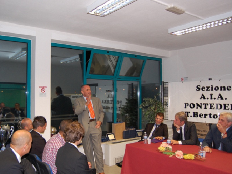 L'intervento di D'agnese all'inaugurazione della Sezione a nome di Tullio Bertoncini. Al tavolo Trefoloni e il presidente Marcello Nicchi